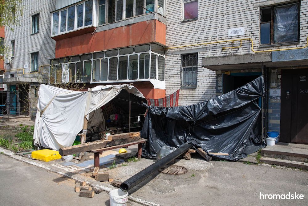 Украинский город Буча спустя месяц после освобождения. Уличные кухни во дворах в Буче. Фото: Александр Хоменко / hromadske