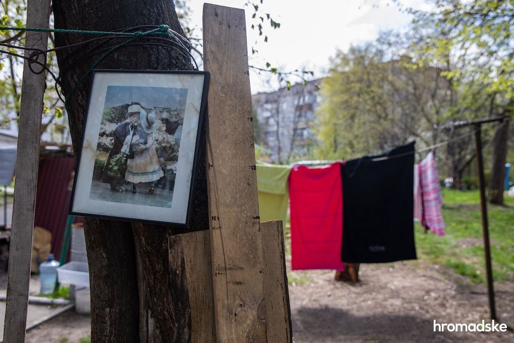 Украинский город Буча спустя месяц после освобождения Двор жилого дома в Буче. Фото: Александр Хоменко / hromadske