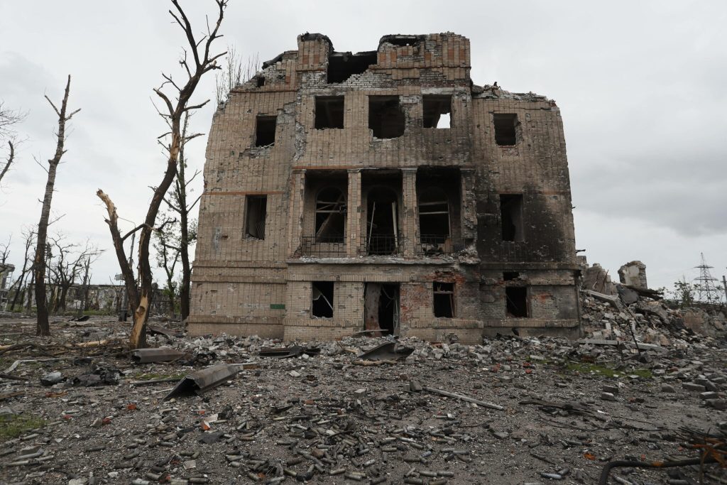 Разрушенное здание на территории завода «Азовсталь» в Мариуполе