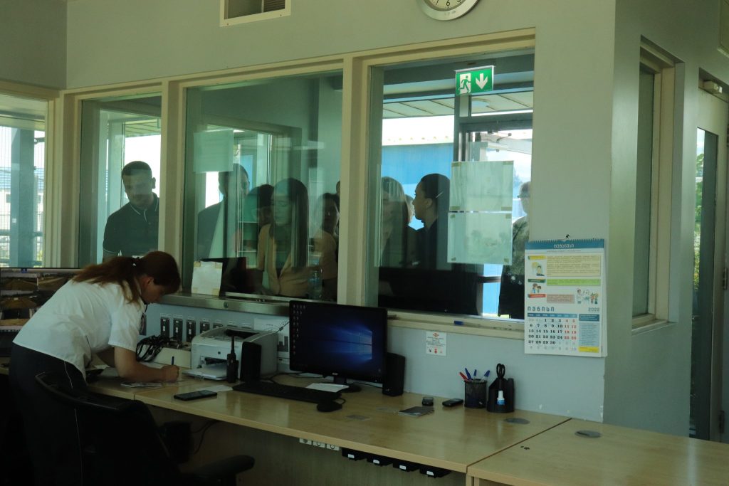 Грузинские журналисты в лаборатории Центра Лугара.