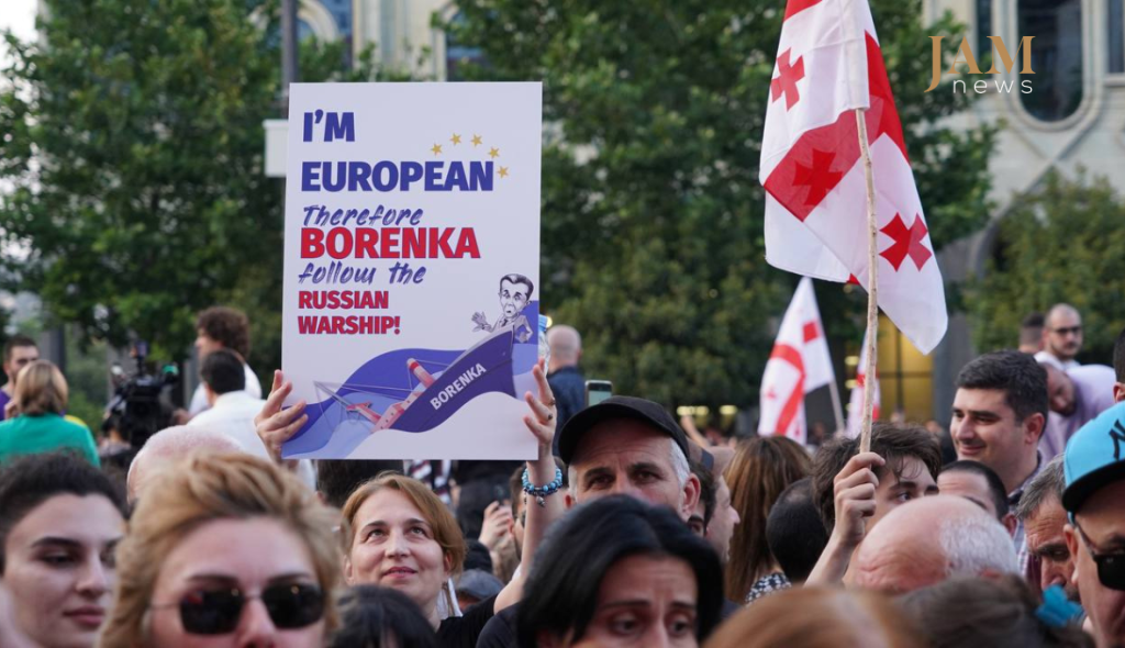 "მე ვარ ევროპელი, მაშასადამე ბორენკა გაუყევი რუსული გემის გზას", - აქცია "შინ ევროპისკენ"; ფოტო: დავით ფიფია / JAMnews