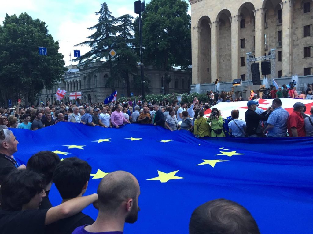 Премьера в отставку, протесты в Тбилиси, JAMnews