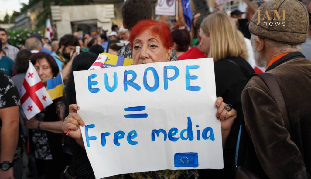 "ევროპა = თავისუფალ მედიას" - საპროტესტო აქცია "შინ ევროპისკენ"; ფოტო: დავით ფიფია / JAMnews