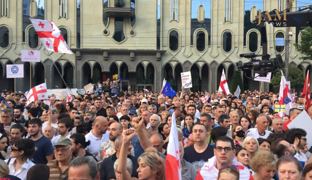 "შინ ევროპისკენ" აქცია პარლამენტთან, ფოტო: ლუკა ჩანგელია / JAMnews