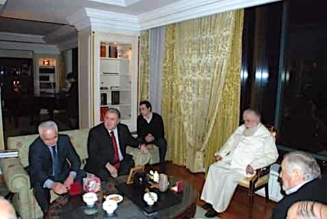 Патриарх Грузии Илия II (крайний справа), в центре бизнесмен Гоча Дзасохашвили, рядом с ним новый секретарь Совета безопасности Южной Осетии Анатолий Плиев 