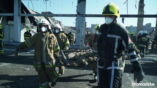 Спасатели разбирают завалы после пожара в торговом центре в Кременчуге. Фото: 
Алексей Никулин / hromadske