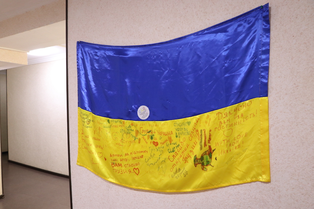 Tbilisidə Ukrayna qaçqınlarının yerləşdirildiyi mehmanxanada Ukrayna bayrağı. Foto: Nino Memanişvili, JAMnews