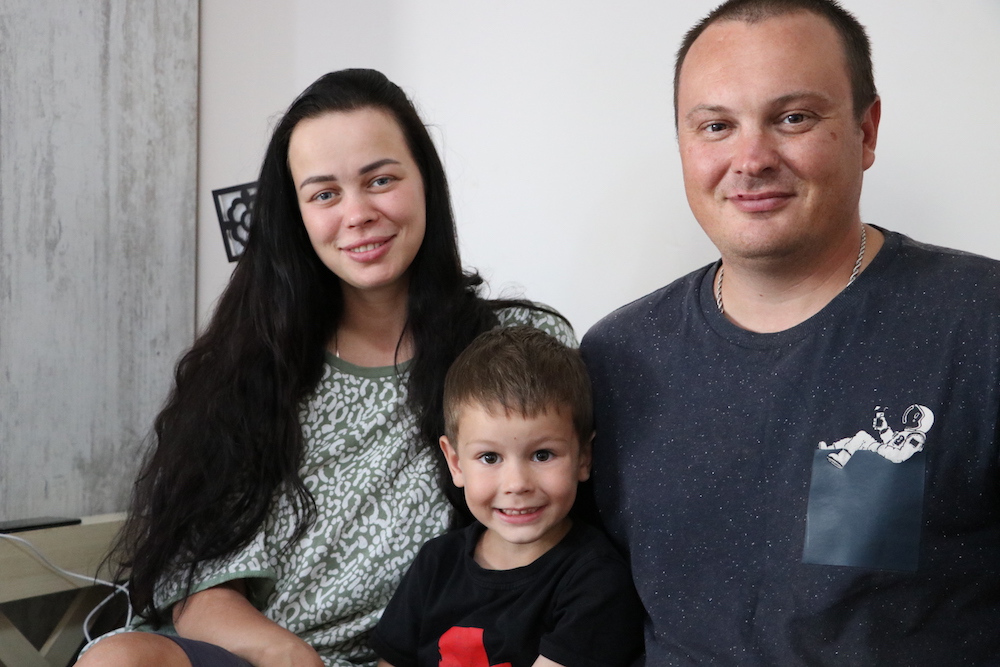 Семья Ткаченко из Херсона, проживающая в гостинице в Тбилиси. Июль 2022 г.  Фото: Нино Меманишвили, JAMnews 