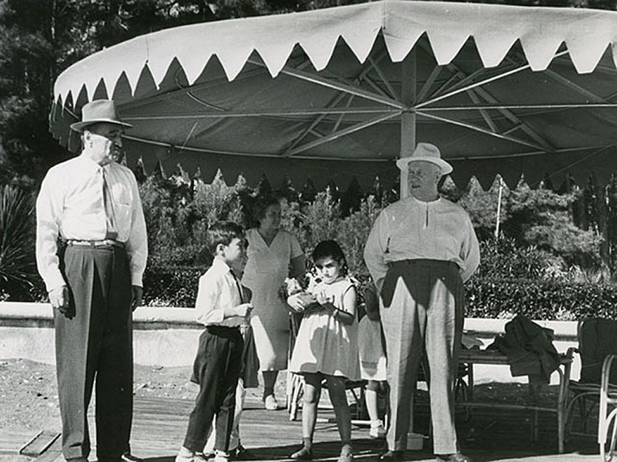 ხრუშჩოვი (მარჯვნივ), მისი მეუღლე და საბჭოთა პოლიტიკოსი ანასტას მიკოიანი შვილიშვილებთან ერთად სახელმწიფო აგარაკის სანაპიროზე ბიჭვინთაში. 1962 წლის ზაფხული