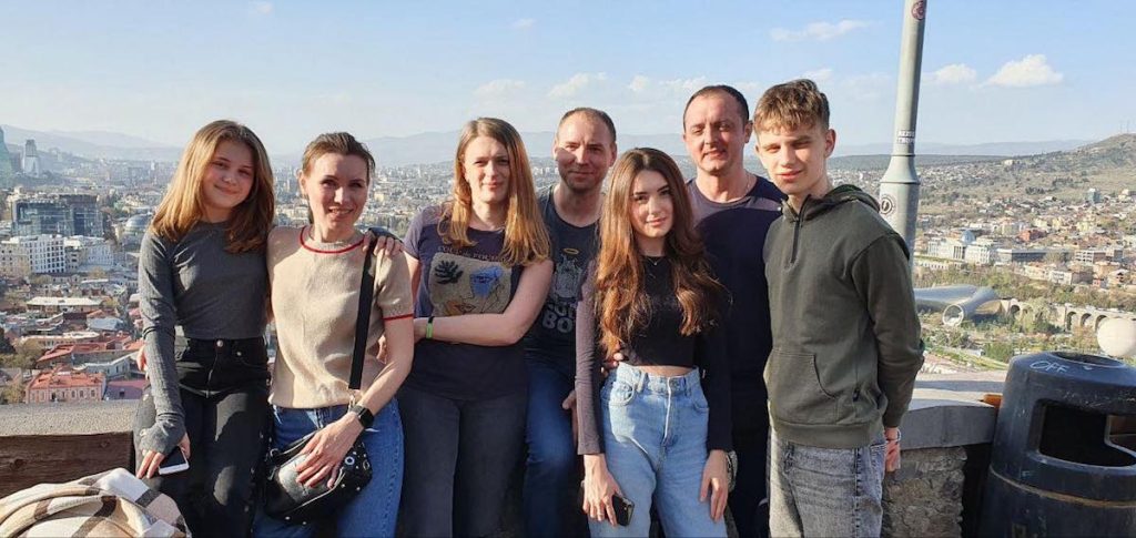 Екатерина из Мариуполя с семьей и соседями в Тбилиси, июль 2022г. Фото: Соцсети.  