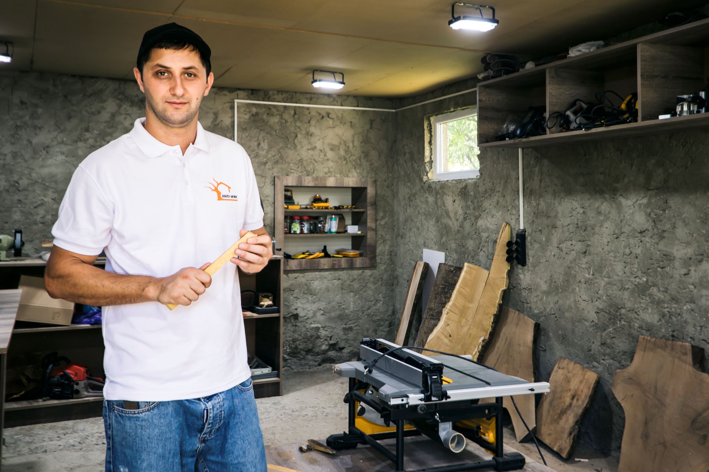Как CENN помогает предпринимателям - Автандил (Авто) Чикадзе в своей мастерской. Ахмета, Грузия, 2022 г. Фото: Нина Байдаури/JAMnews 