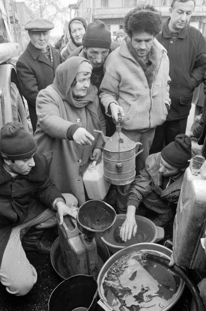 Продажа керосина на улице в Тбилиси, 1996 год. Фото: Гиорги Цагарели, национальный архив Грузии  