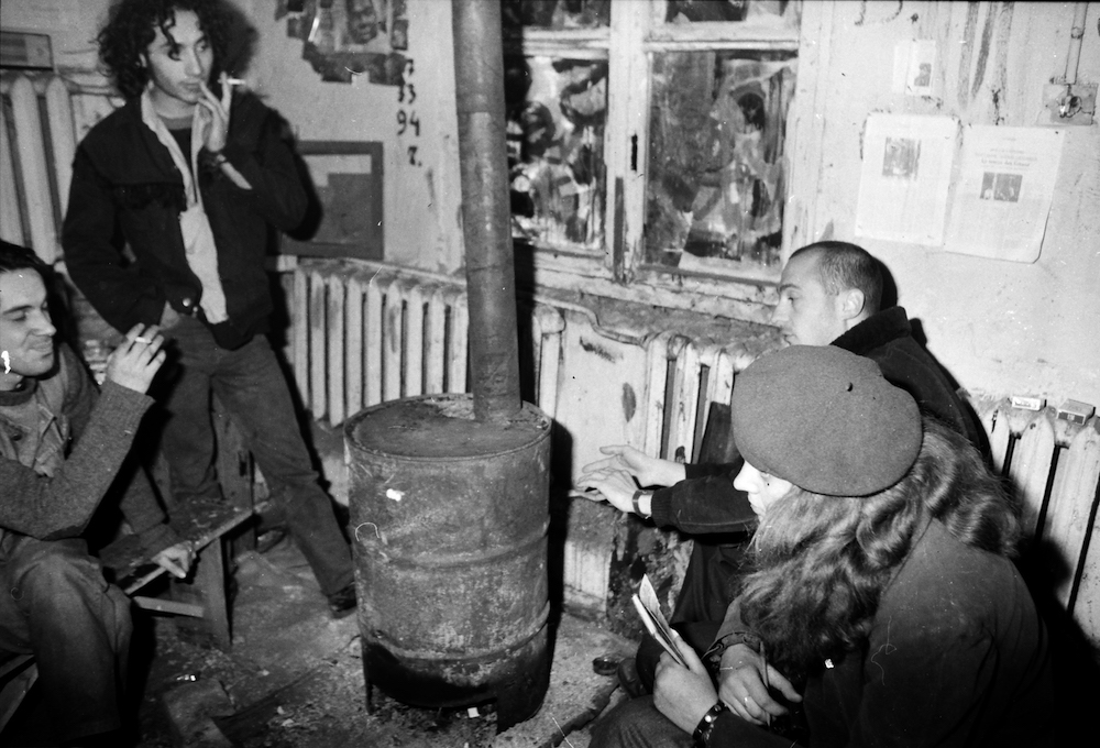 Երիտասարդությունը ժամանակ է անցկացնում վառարանի կողքը։ Թբիլիսի, 1995 թ․։ Լուսանկարը՝ Գուրամ Ցիբախաշվիլիի
