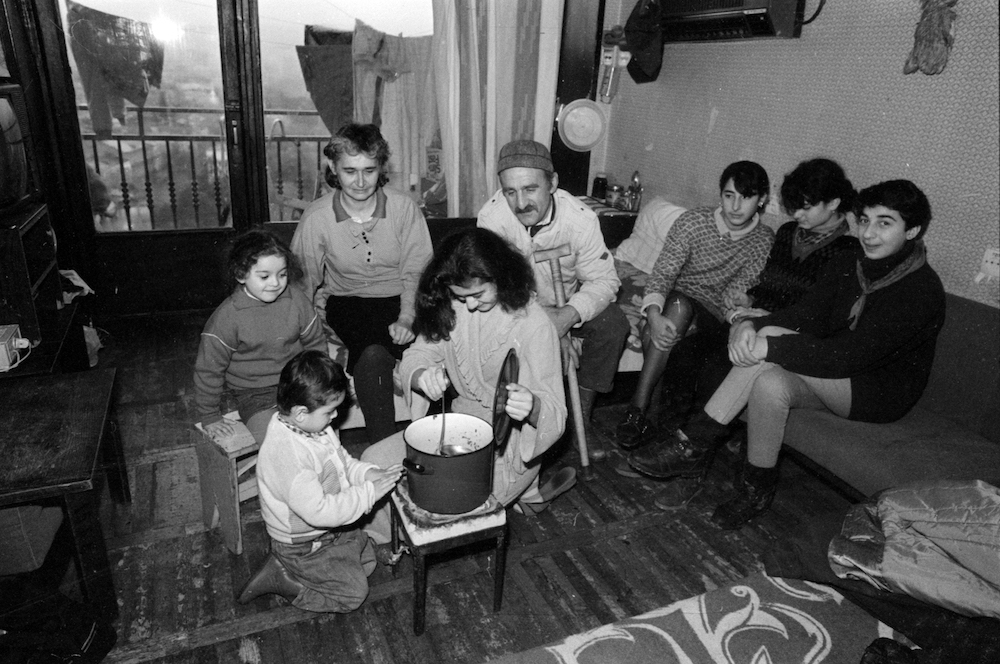 Ailə “əldəqayırma”elektrik plitəsində yemək hazırlayır. Tbilisi, 1993. Foto: İrakli Gedenidze, Gürcüstan Milli Arxivi