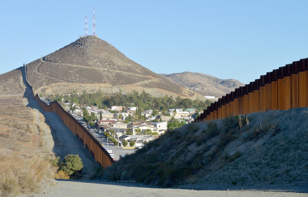 Մեքսիկայի և ԱՄՆ սահմանը Տեկատեի շրջանում, Մեքսիկա։ Լուսանկարը՝ Greg Bulla, unsplash.com