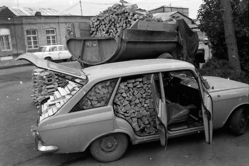 Փայտի վաճառք Թբիլիսիի փողոցներից մեկում, 1998 թ․։ Լուսանկարը՝ Գուրամ Ցիբախաշվիլիի
