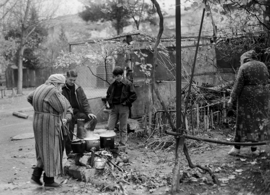 Qonşular küçədə birlikdə nahar hazırlayırlar. Tbilisi, 1994-cü il. Foto: Quram Tsibaxaşvili