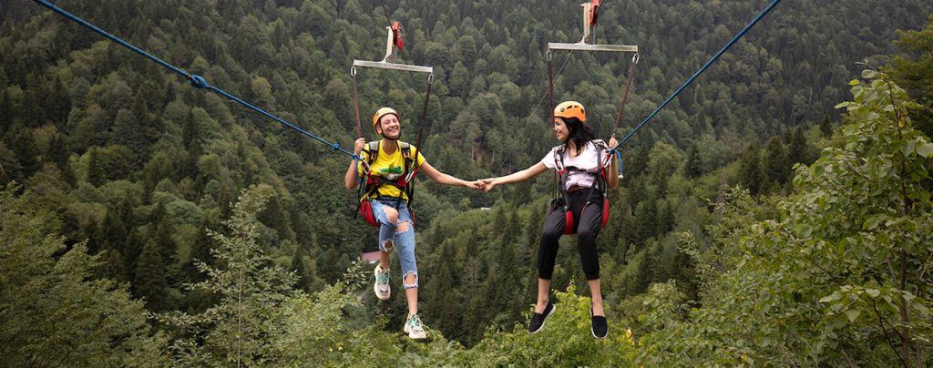 Самым экстремальным среди них является спуск на зиплайне. В Саирме 800-метровый зиплайн спускается с гор и по пути проходит через незабываемые пейзажи.