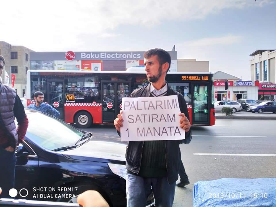 Тофиг Мамедов проводит одиночную акцию протеста. Уличные торговцы в Баку. Истории уличных торговцев в Баку
