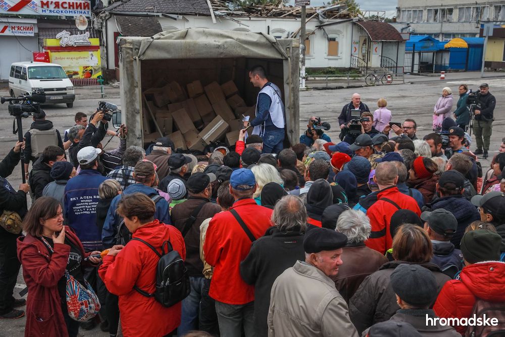 Раздача гуманитарной помощи в Балаклее. Фото: Александр Хоменко / hromadske