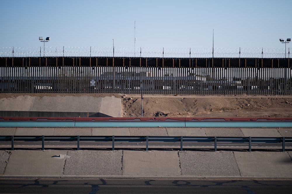 Граница Мексики и США в районе Эль-пасо, Техас. Фото: Levi Meir Clancy, unsplash.com