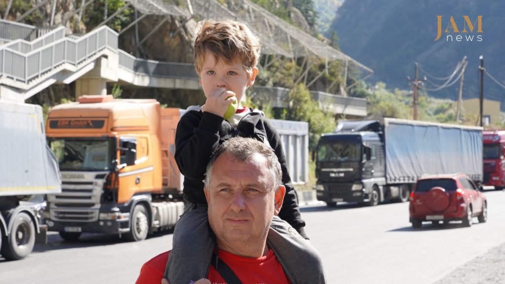 Dmitry with his son. Georgia, customs post "Daryal". October 1, 2022 Photo: David Pipia / JAMnews
Thousands of citizens fled from Russia