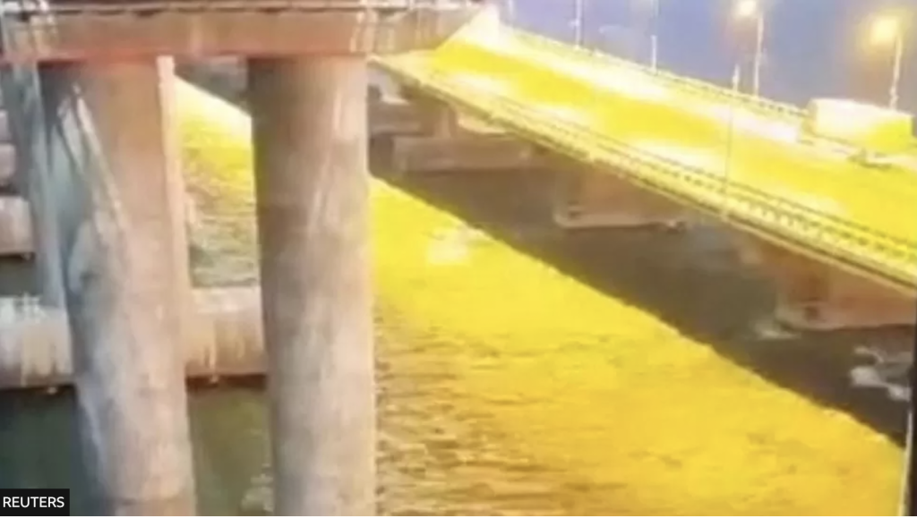 Кадр с камеры видеонаблюдения на мосту за миллисекунды до взрыва. То, что могло быть судном - в правом нижнем углу. Как взорвали Крымский мост