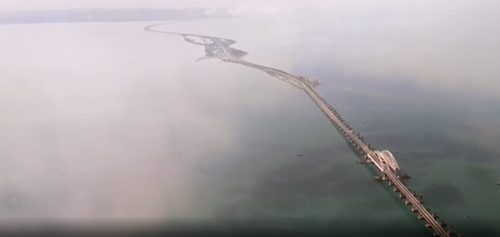 Крымский мост - единственный наземный путь, который связывает Россию с украинским Крымом, который она аннексировала в 2014 году