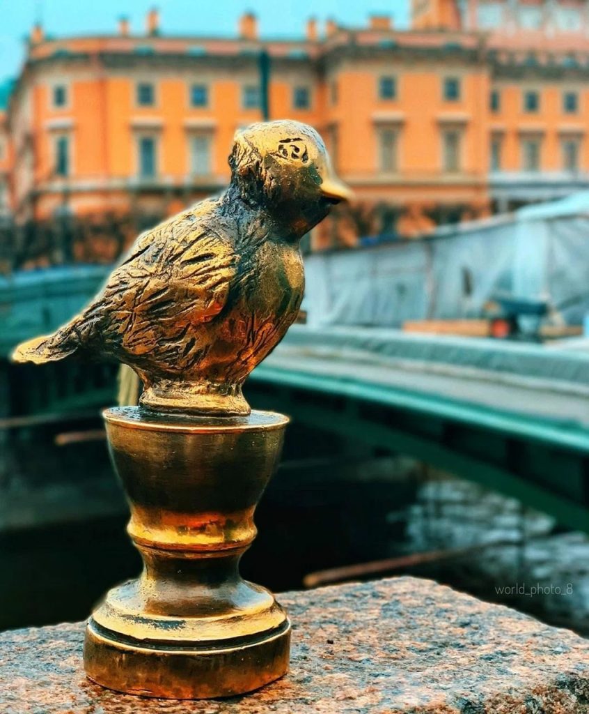 Siskin fawn by Rezo Gabriadze installed in St. Petersburg