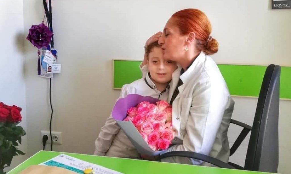 Лилит Саргсян с пациентом. Рак у детей в Армении