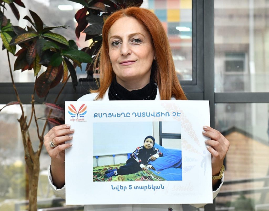 Cancer in children in Armenia
In the hands of the doctor is a photograph of Nver, a 5-year-old patient of the clinic, at the top there is an inscription - "Cancer is not a sentence"