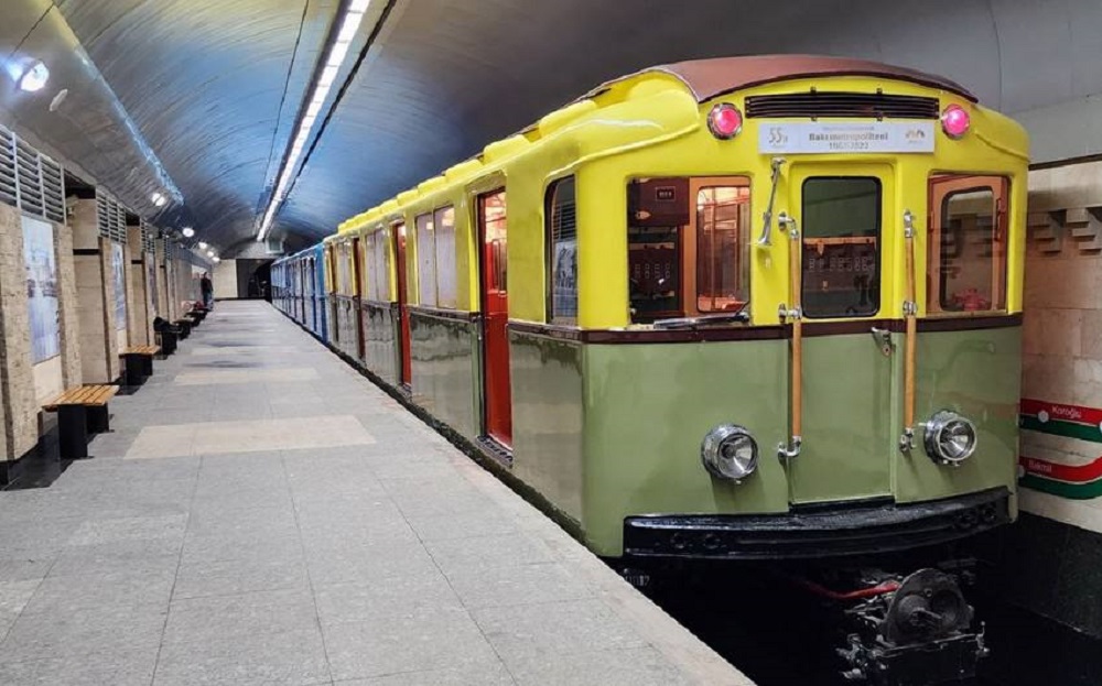 Выставка ретро-вагонов метро в Баку