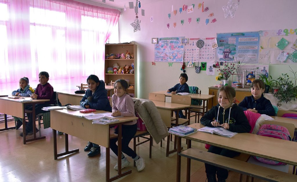 Ученики школы села Сотк
