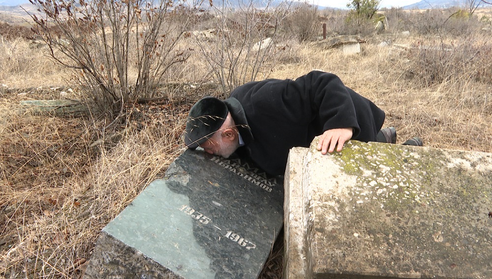 Шахлар Алиф оглу на разрушенной могиле брата. Фото: Асаф Кулиев