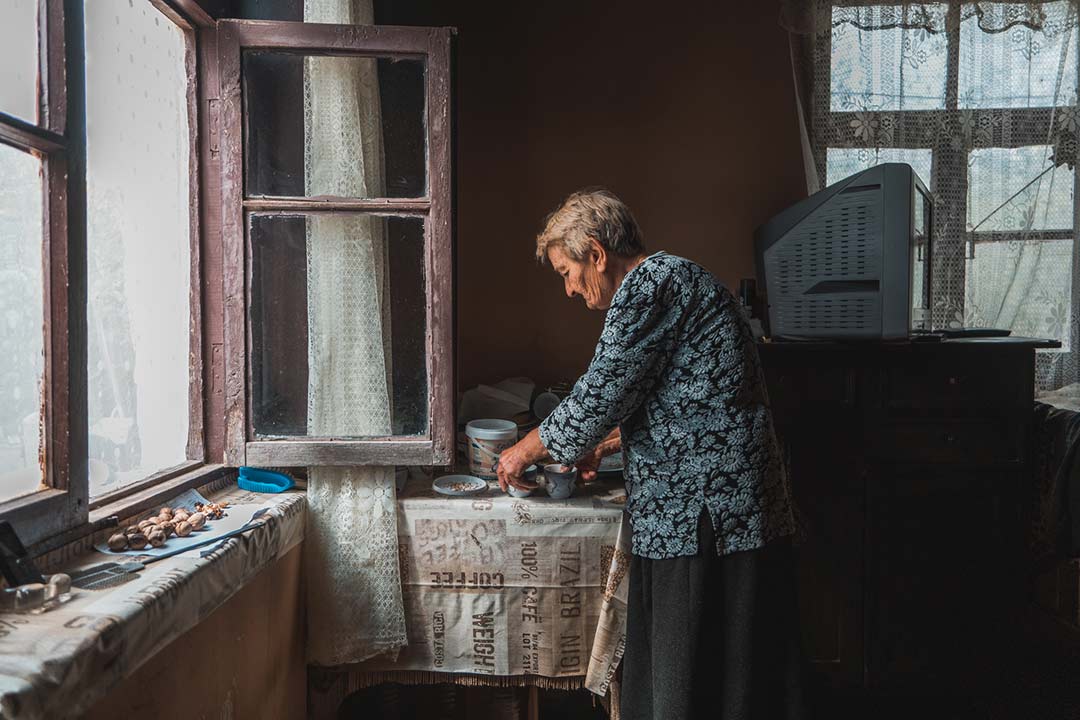 Нора готовит кофе на своей кухне. Она живет в Хурвалети, грузинском селе, окруженном разделительной линией. Сентябрь 2021 года
