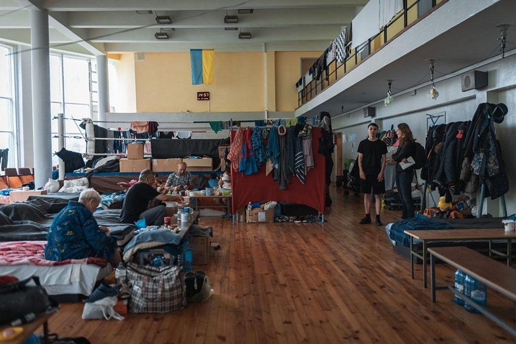 Crisis Group’s Alissa de Carbonnel talks to Maxim, a volunteer in Lviv Technical University shelter for internally displaced persons in Ukraine. June 2022. CRISIS GROUP / Jorge Gutierrez Lucena