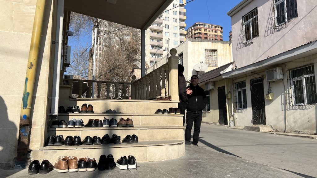 Влияние ислама в Азербайджане: ритуалы важны в быту, но не в политике. Но все больше молодежи едут за религиозным образованием в Иран