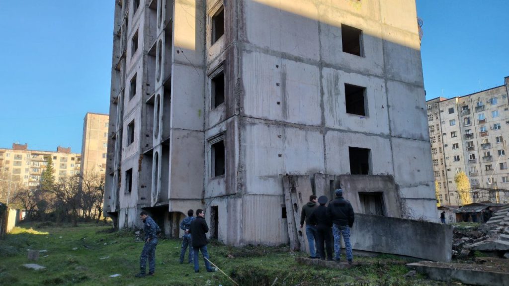 В Абхазии многодетные захватывали дом, недостроенный с советских времен