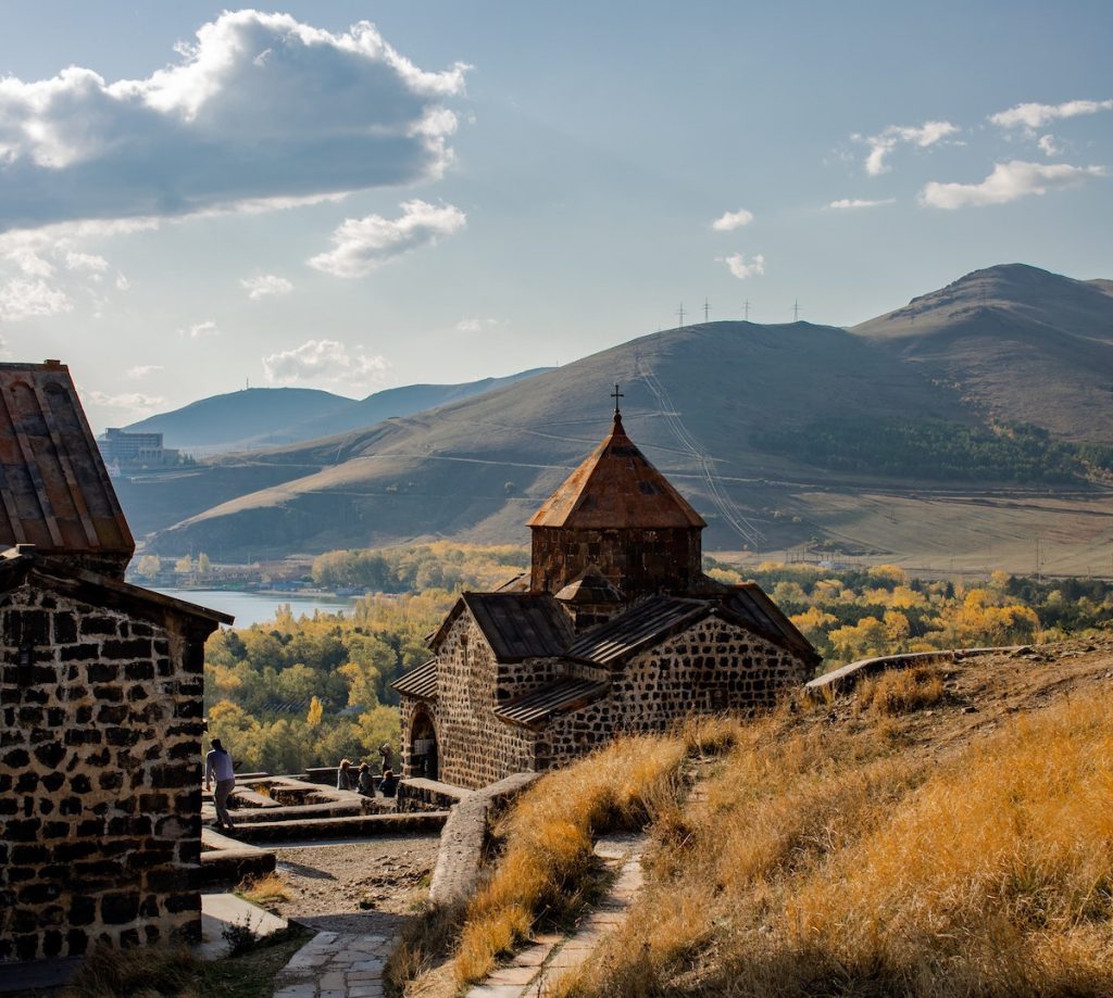 Вид у озера Севан в Армении. Фото Александра Дементьева
