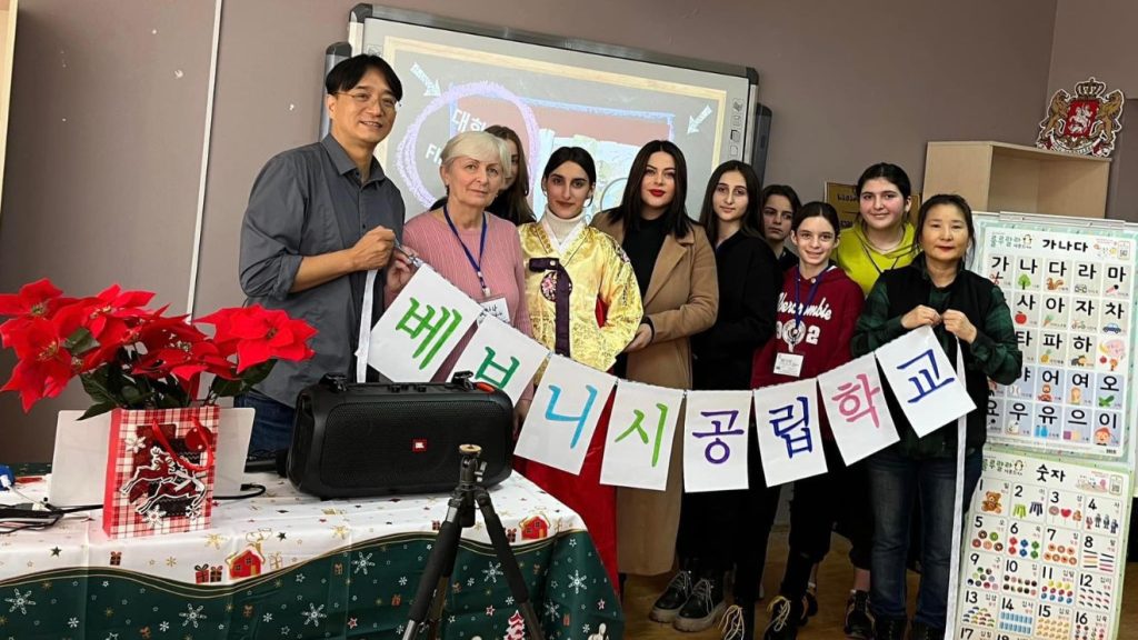 ბებნისის სკოლის მოსწავლეებს კორეულ ენას შეასწავლიან. რეგიონული მედიის დაიჯესტი