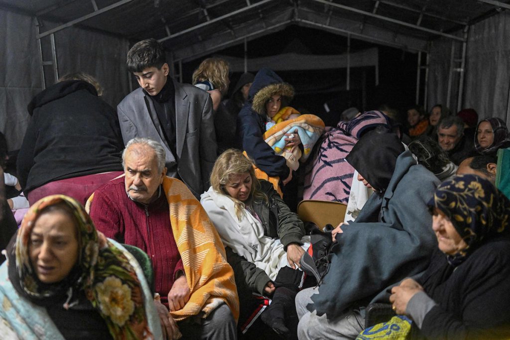 Выжившие после землетрясения укрываются в палатке. Город Хатай в Турции. Фото BULENT KILIC / AFP