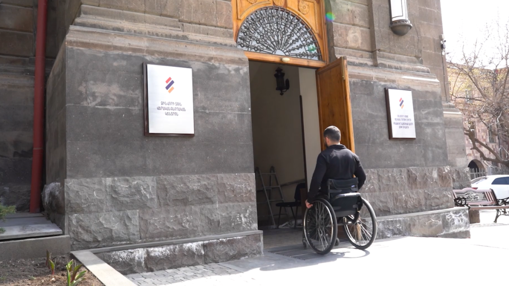 После ранения Вардан не может ходить, но "жизнь не заканчивается, она просто становится иной", говорит он. Армянские солдаты после войны