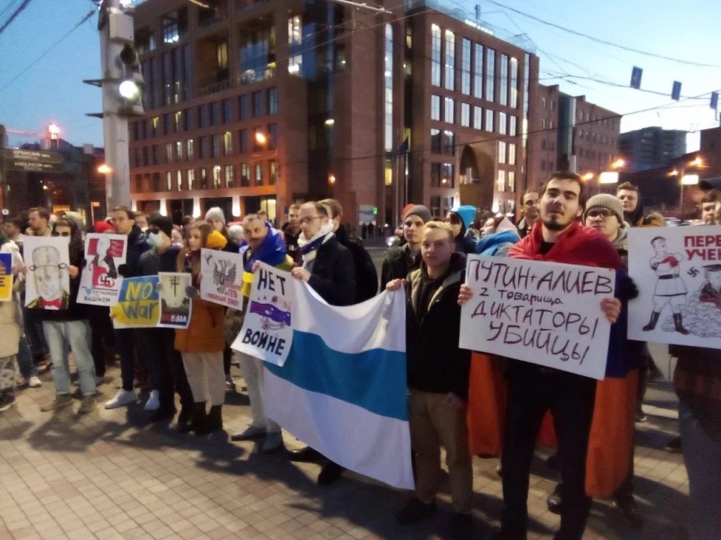 Шествиями и масштабными акциями протеста отметили в Ереване трагическую дату 24 февраля - ровно год с начала военного вторжения России в Украину. 