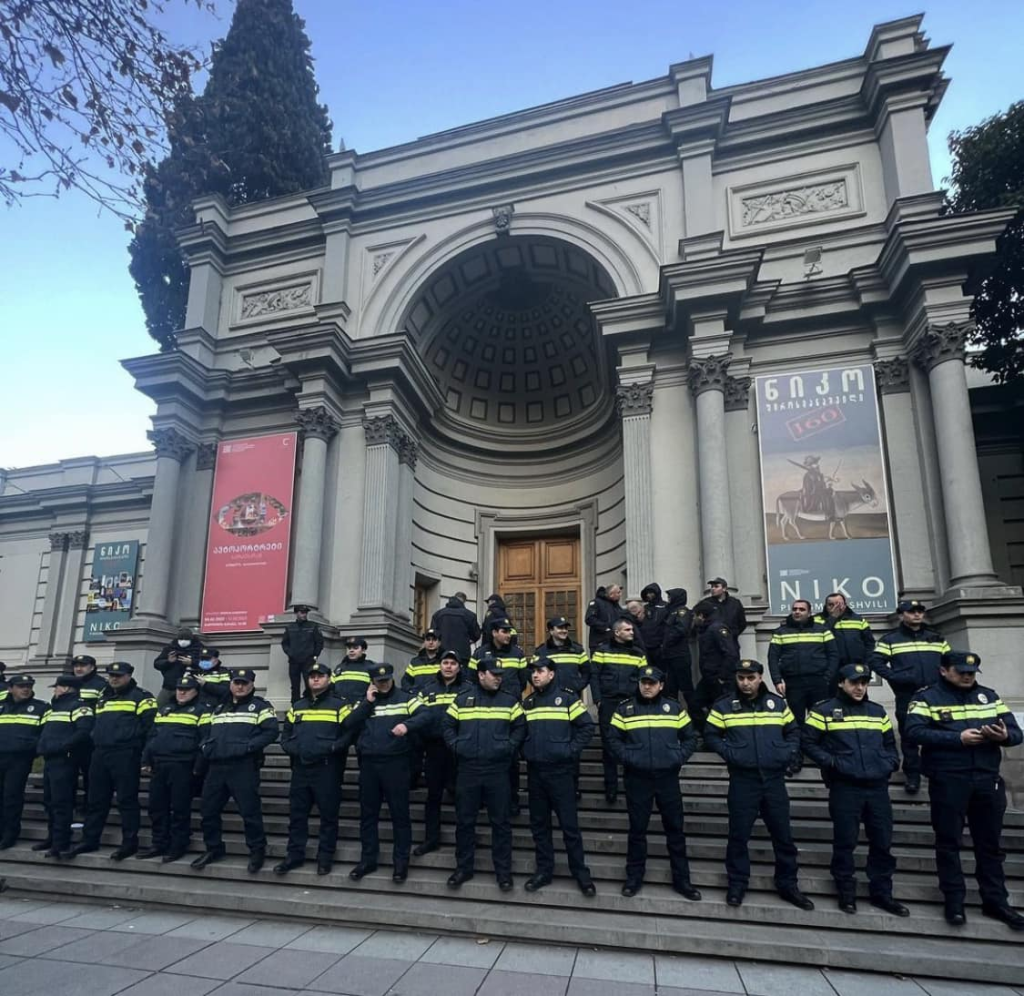 Policemen in front of the National Gallery