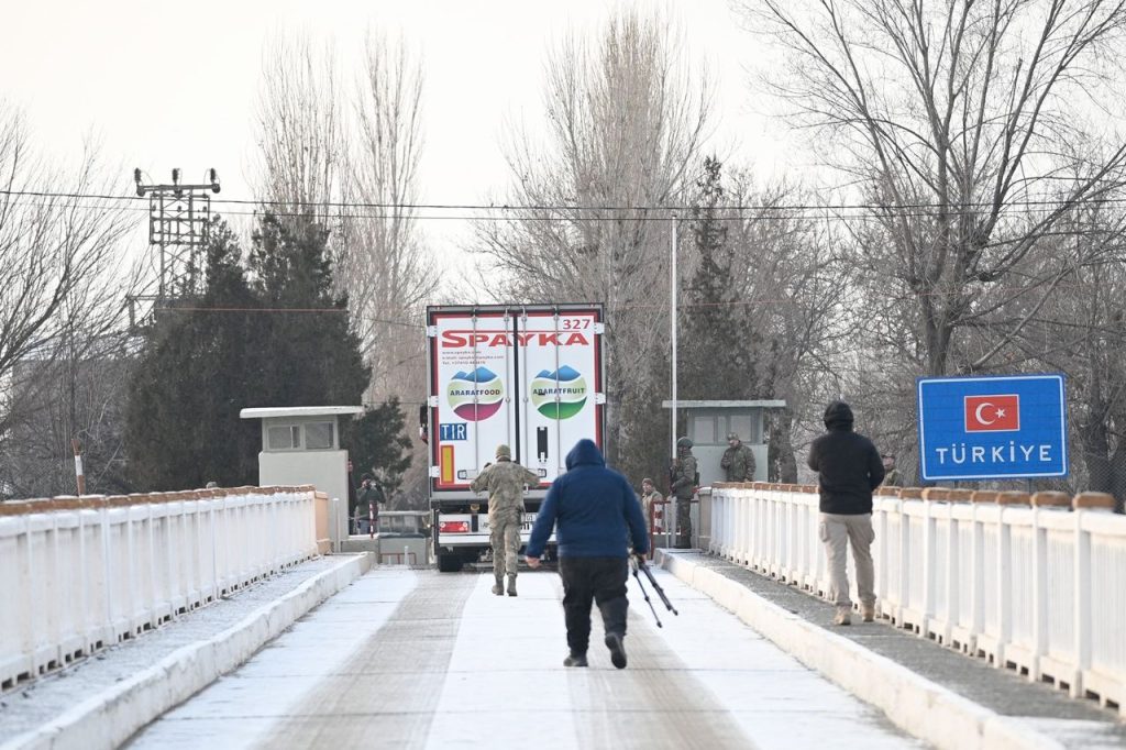 Армянский грузовик пересекает мост Маргара