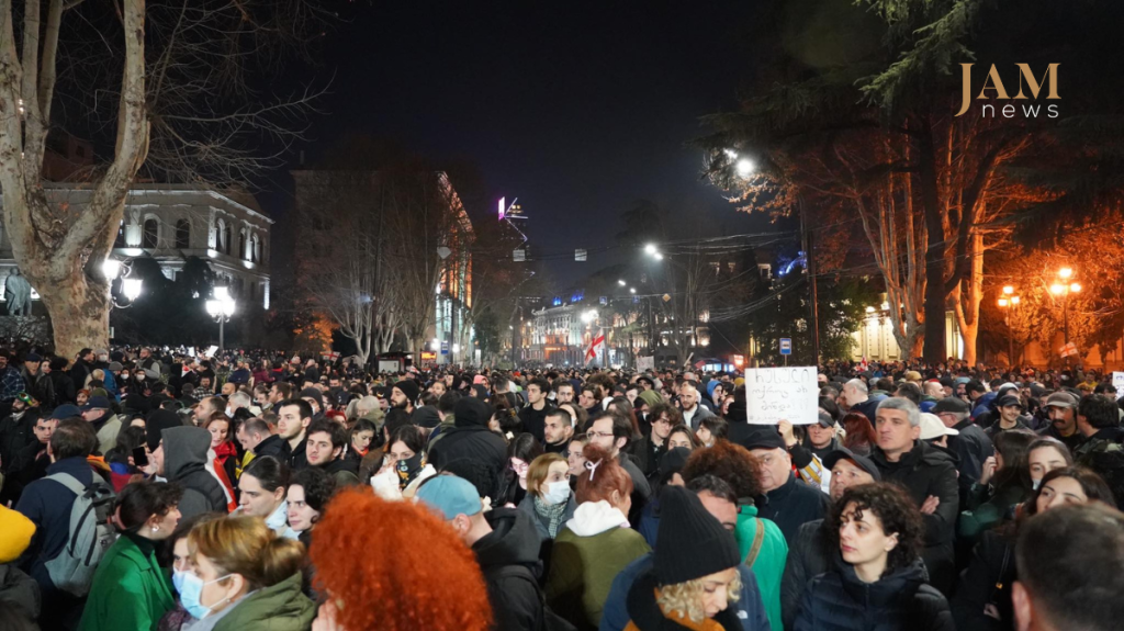 Нет российскому закону - протест продолжается