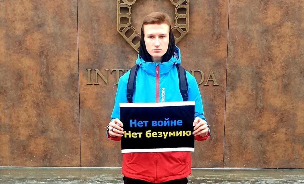 17-летний спортсмен в Нижнем Новгороде вышел на одиночный пикет с плакатом с надписью "Нет войне, нет безумию". 