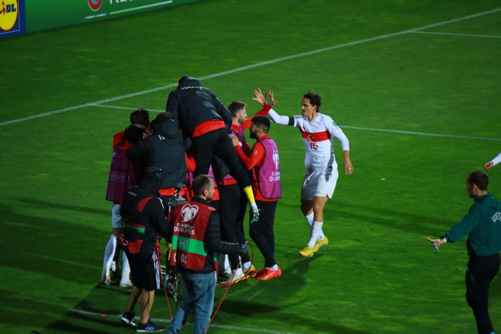 Türk milli takımının futbolcuları bir golün ardından gol attı.  Fotoğraf: Gevorg Gasarian/JAMnews