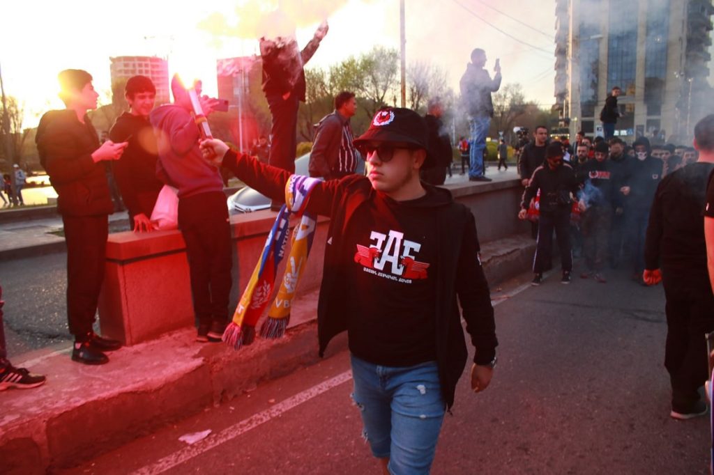 Игре предшествовало шествие болельщиков с зажженными файерами. Фото: Геворг Казарян/JAMnews