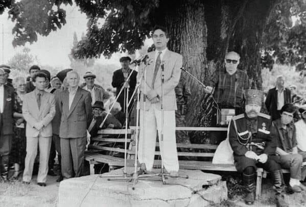 Chairman of the Supreme Council of Abkhazia Vladislav Ardzinba speaks under the canopy of the Lykhny lime tree in October 1992